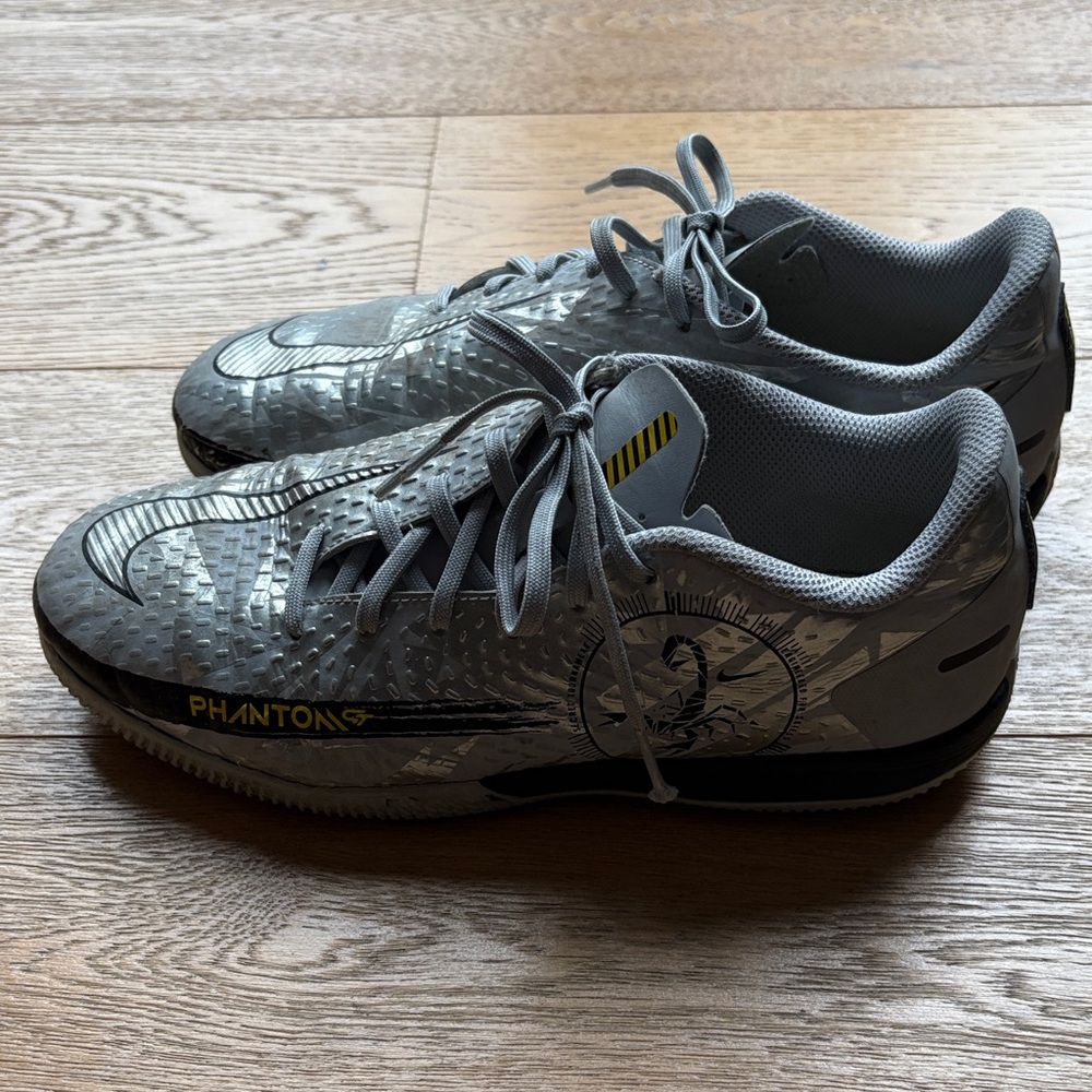 Boys Indoor soccer shoes - Nike Phantom Metallic Gray.